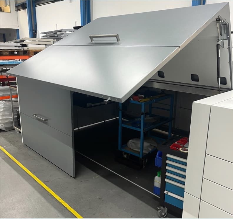 Blechabdeckung mit Gasdruckfeder in der Werkstatt